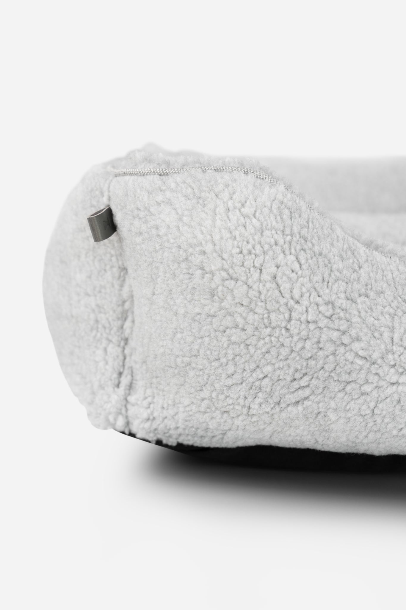 Chester & Lee | Furry Sleeper Dog Bed Gray