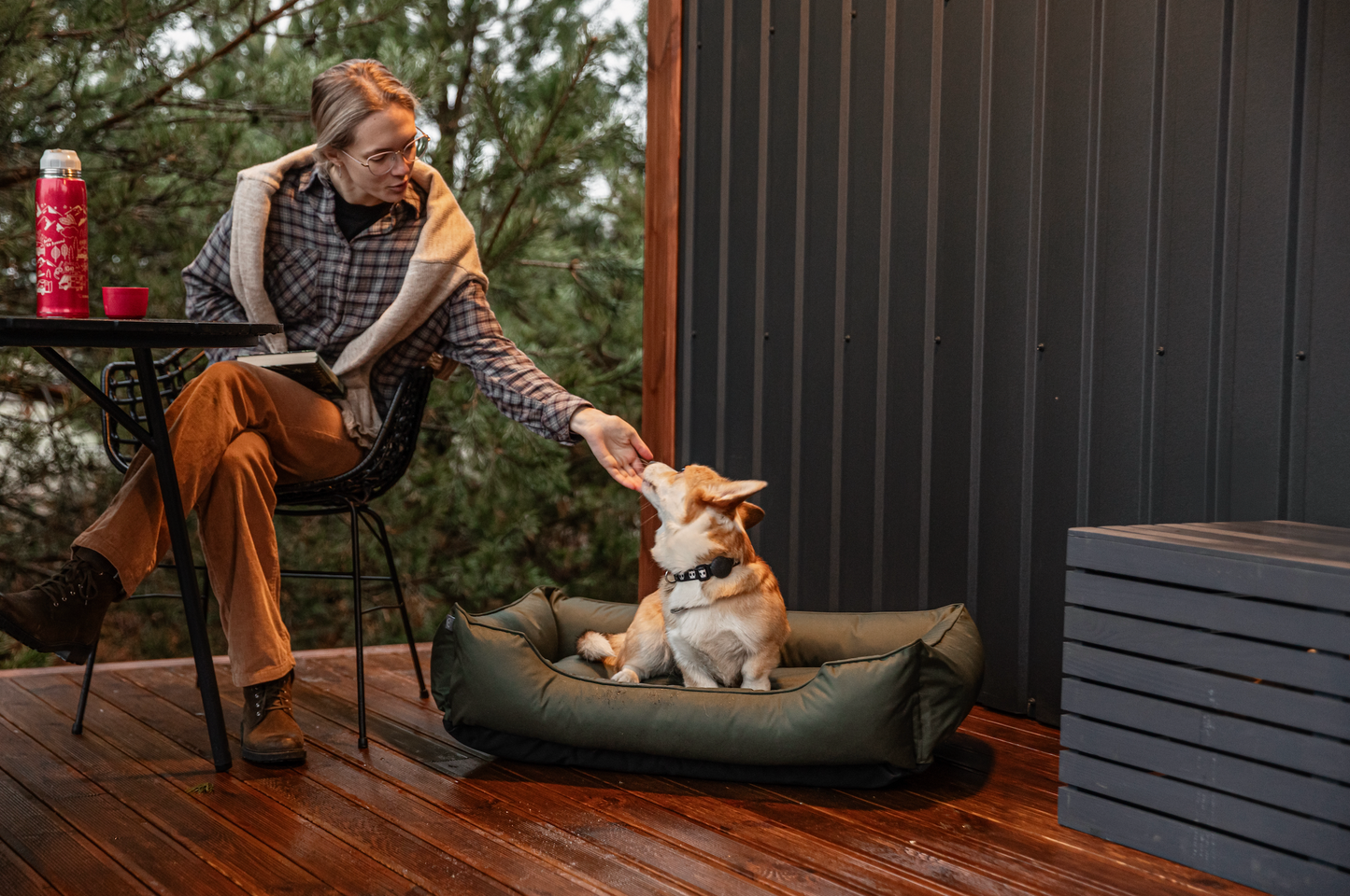 Chester & Lee | Waterproof Sleeper Dog Bed Green